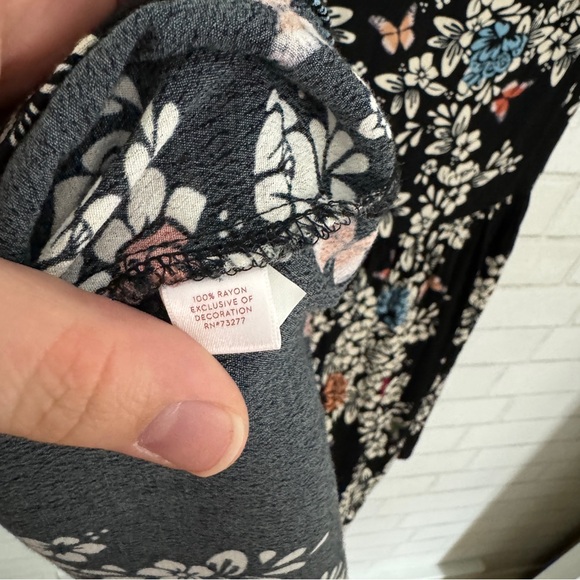 LC LAUREN CONRAD Black Hi-Low Flowered Babydoll Sleeveless Top - Picture 9 of 10